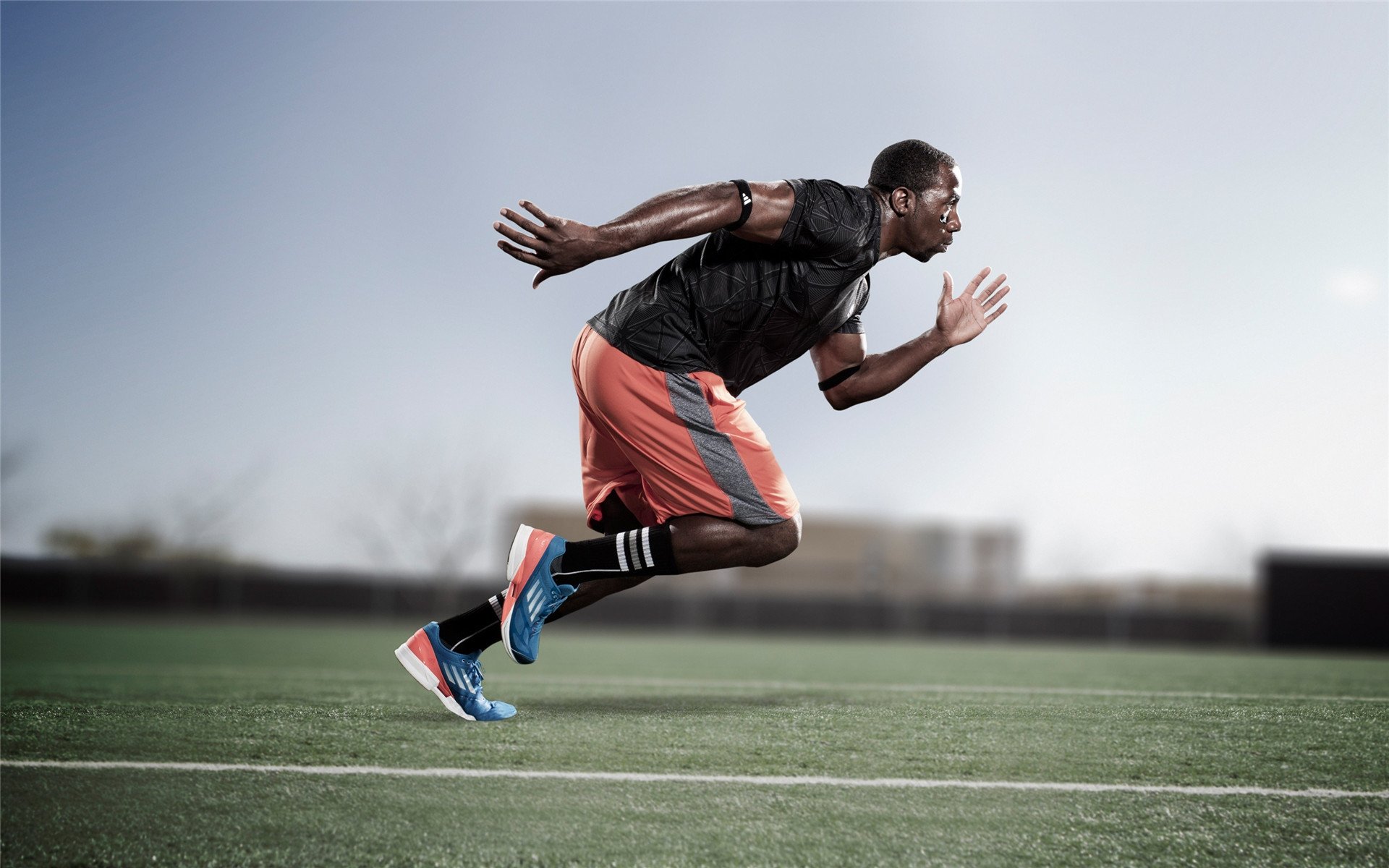 开云官网-门将C罗？当单刀球遇上史上最意外的扑救！门将C罗惊天一扑！单刀球竟被这样挡出？